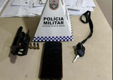 Suspeitos atiram contra policiais após colisão com viatura e fogem abandonando moto e revólver em São Gonçalo