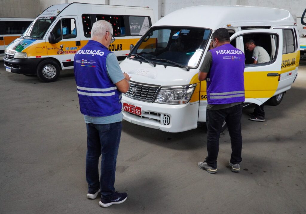 Veículo de transporte escolar em São Gonçalo, simbolizando o início do credenciamento obrigatório para 2026.