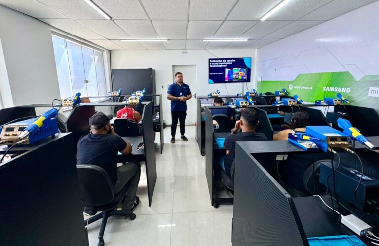 Maricá abre 506 vagas gratuitas em cursos de robótica, informática e manutenção de celular