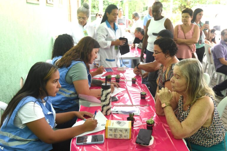 Maricá reúne aposentados e pensionistas para café da manhã com palestra sobre câncer do colo do útero