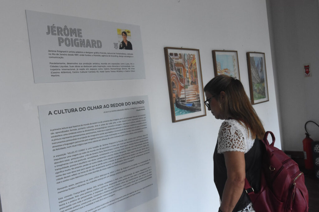 Artista francês expõe quadros de cidades do mundo em aquarela na Casa de Cultura de Maricá até 18 de abril