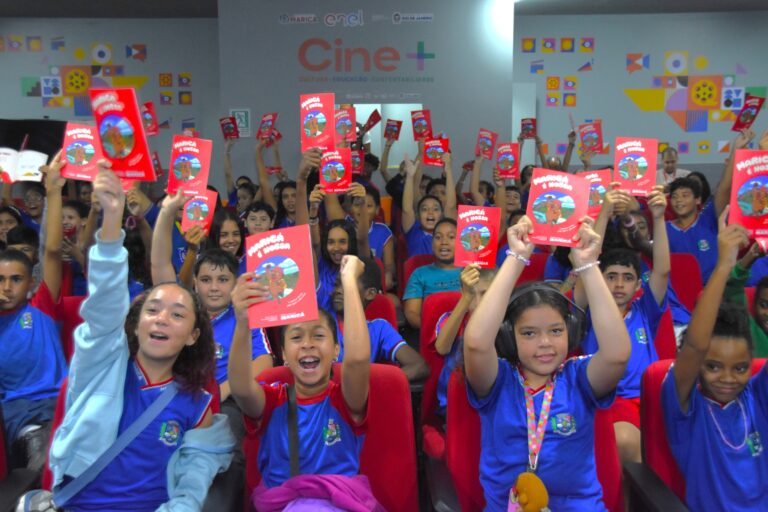 Estudantes em Maricá participam de atividade interativa e recebem material educativo "Maricá é Nossa" sobre meio ambiente.