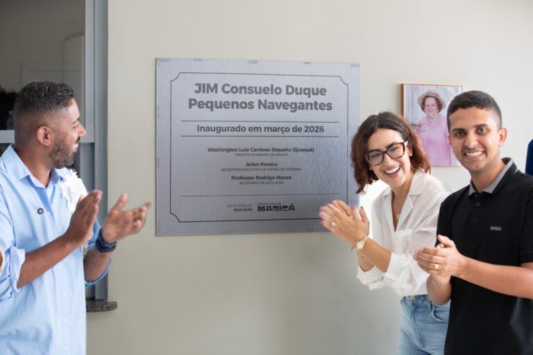 Inauguração de nova escola de período integral "Pequenos Navegantes" em Ponta Negra, Maricá, com autoridades e crianças.