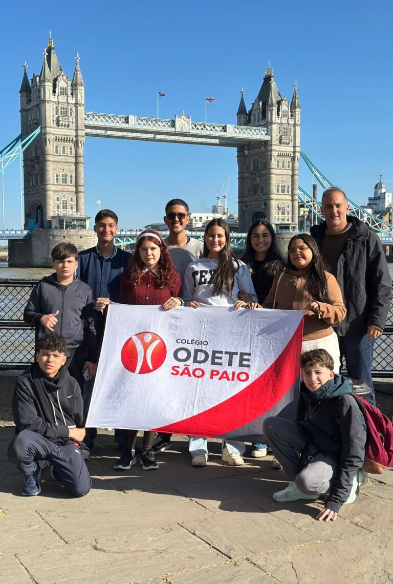 Alunos do Colégio Odete São Paio, de São Gonçalo, com troféu de robótica no Reino Unido, representando o Brasil.