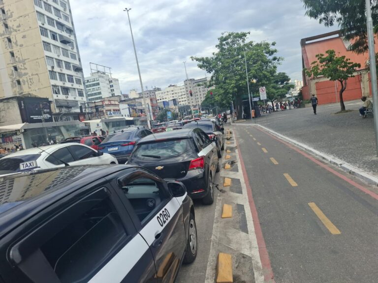 Fiscais da Prefeitura de Niterói verificam documentação e condições de táxi em ação de fiscalização na cidade.