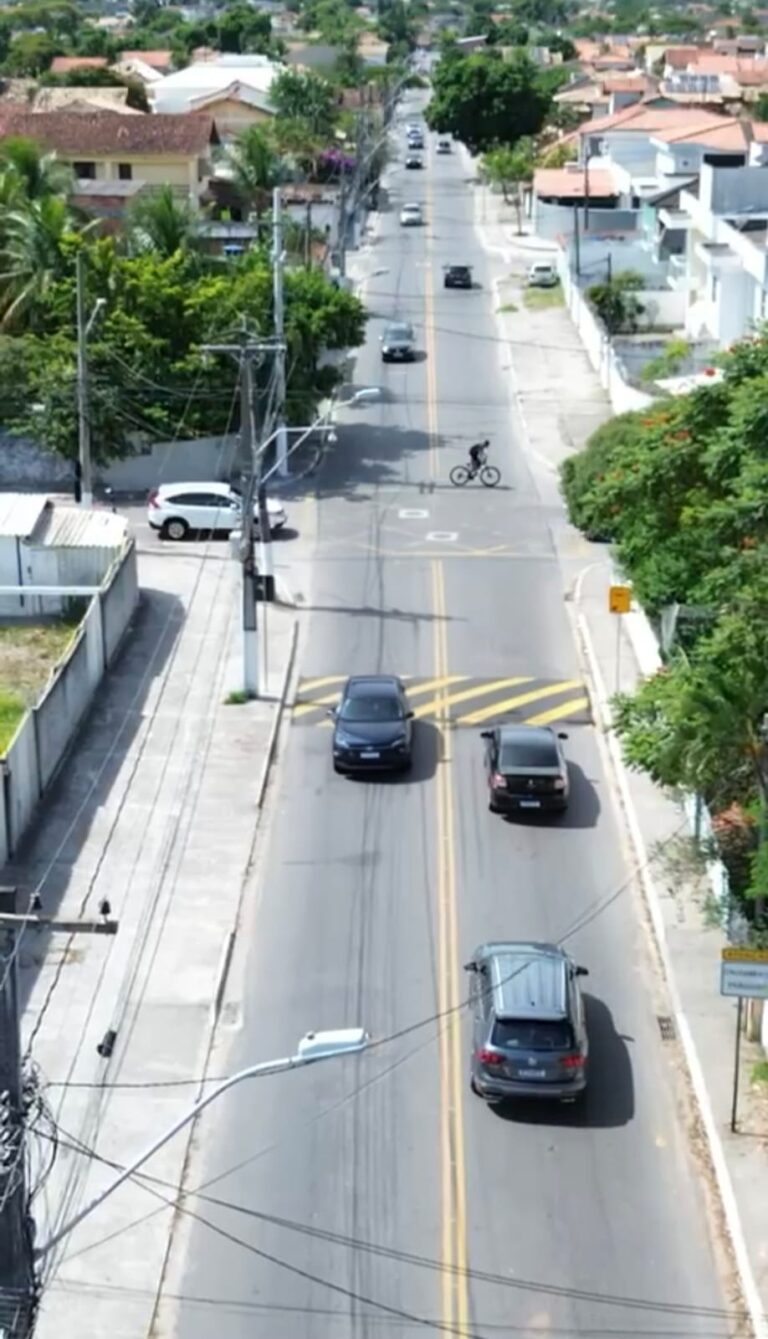 Redutor de velocidade sendo instalado em avenida de Itaipu, Niterói, para melhorar a segurança viária.