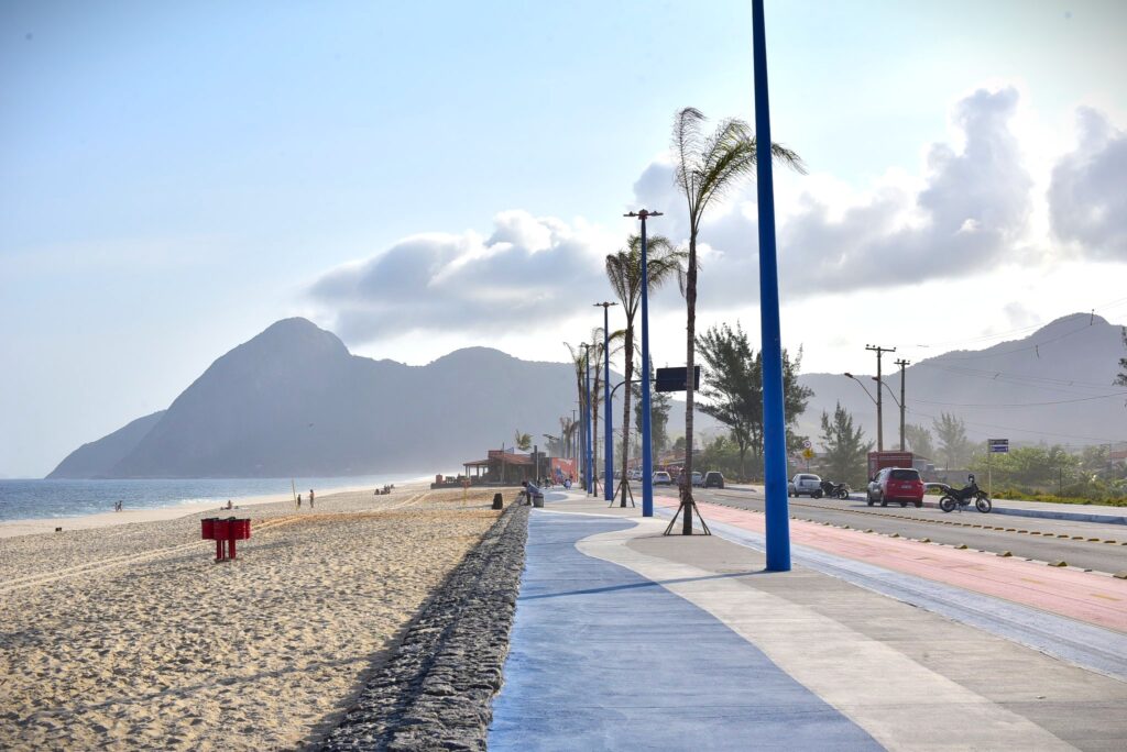 Voluntários e equipe da Prefeitura de Maricá participam de ação de limpeza e conscientização em praia.