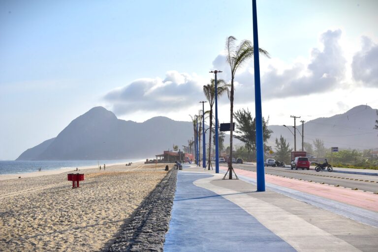 Voluntários e equipe da Prefeitura de Maricá participam de ação de limpeza e conscientização em praia.