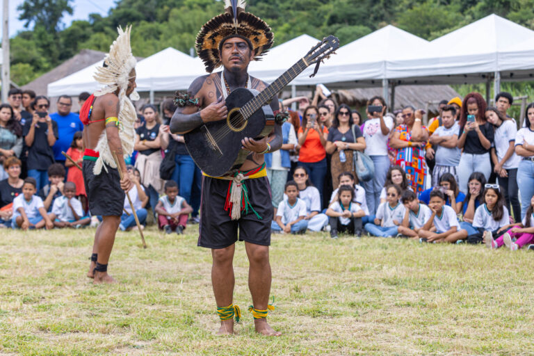 Pessoas participam de evento cultural em celebração ao Dia dos Povos Indígenas em Maricá.