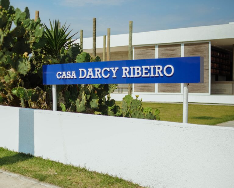 Lançamento do livro 'O Povo Brasileiro' de Darcy Ribeiro em edição mandarim, na China, com menção à sua origem em Maricá.