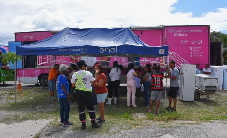 Foto de evento em Maricá com estandes de atendimento e atividades sobre uso consciente de energia elétrica, promovido pela Prefeitura e Enel.