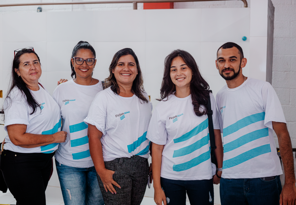 Alunos em aula prática de qualificação profissional em construção civil no Polo Qualifica Maricá.