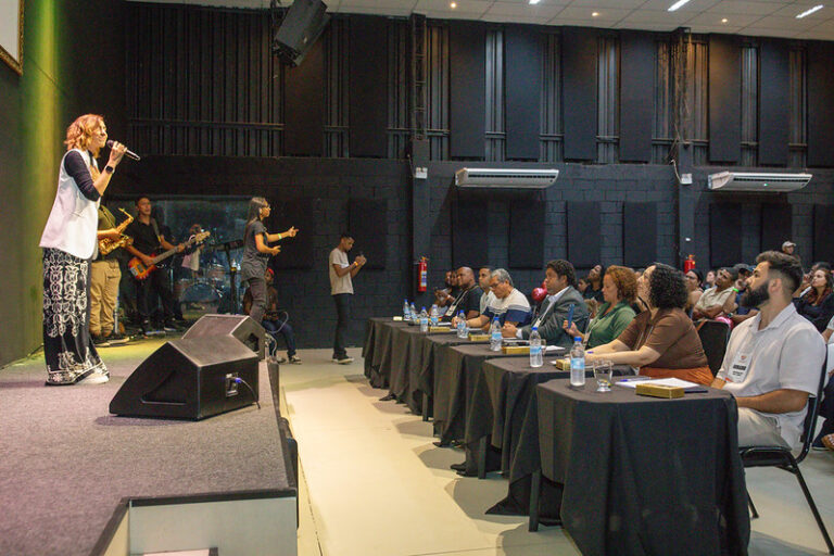 Cantores se apresentando em palco durante seleção para festival de música gospel em Maricá, RJ.
