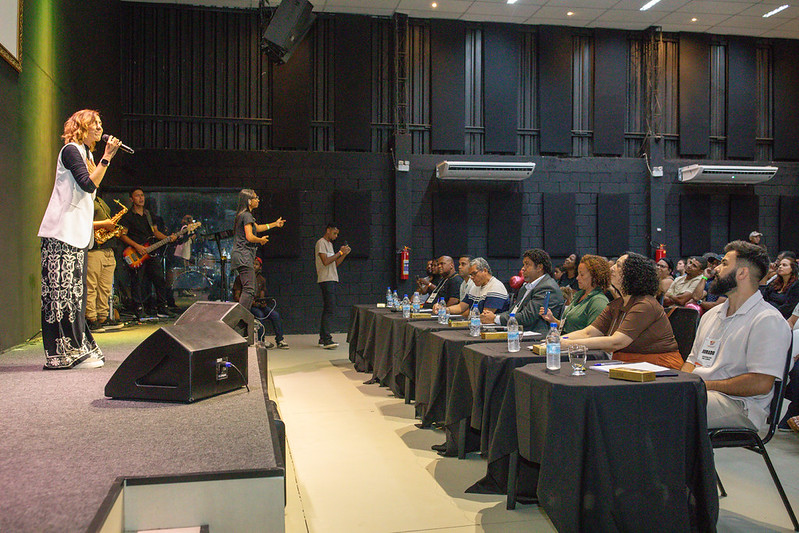 Cantores se apresentando em palco durante seleção para festival de música gospel em Maricá, RJ.