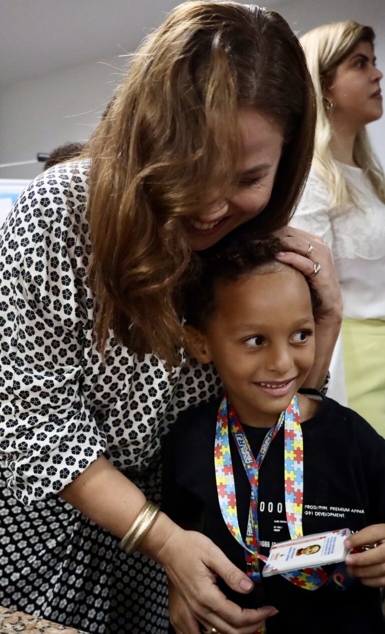 Pessoas recebem a Carteira de Identificação da Pessoa com Transtorno do Espectro Autista (CIPTEA) em evento em Niterói.