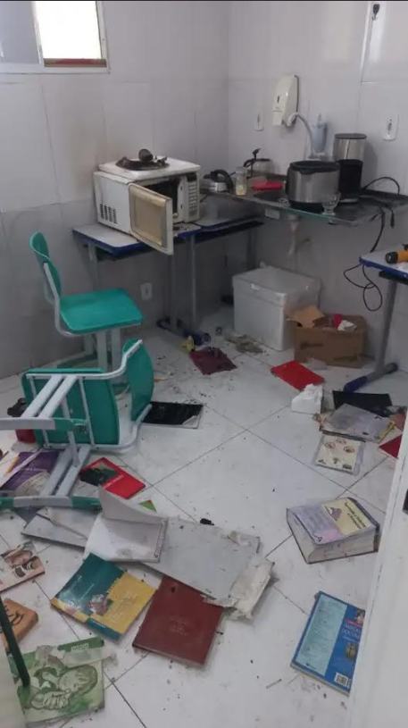 Imagem do interior do Espaço Sociocultural Dandaras para Sempre depredado, com materiais espalhados e armários abertos em São Gonçalo.