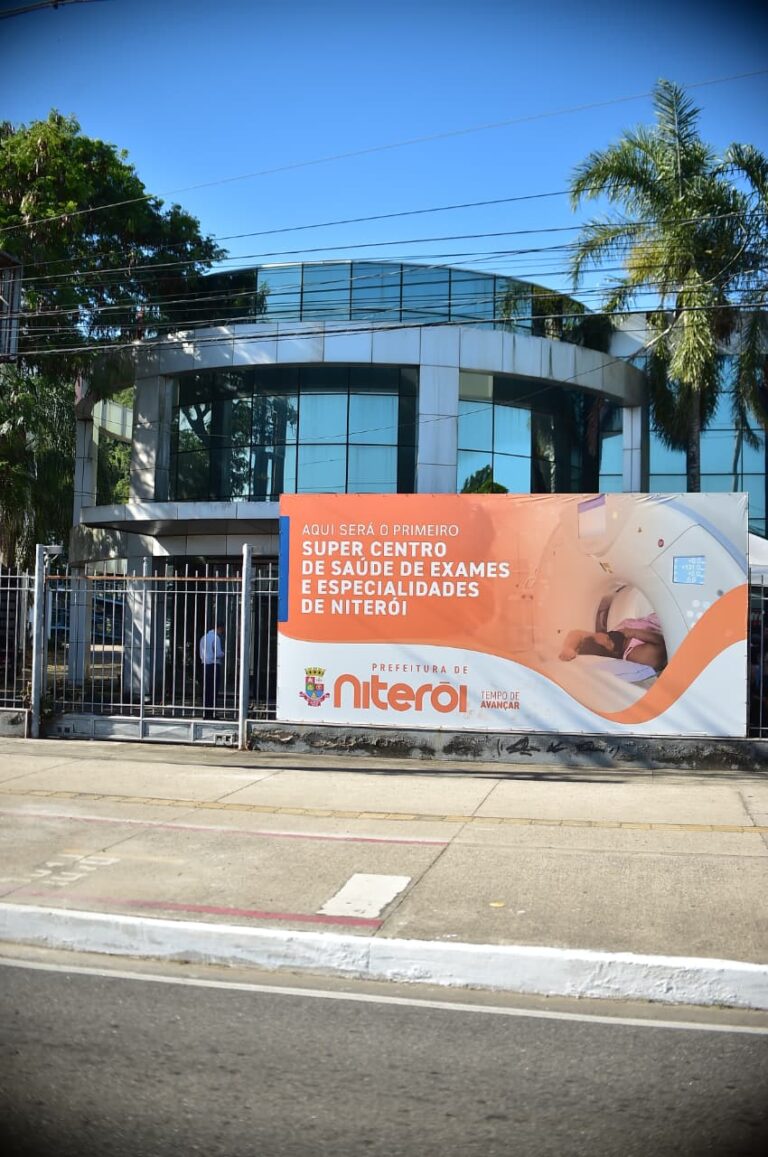 Prefeito de Niterói assina documento para início da reforma do Super Centro de Exames na Região Oceânica, Niterói.
