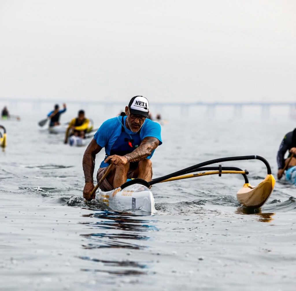 Atletas remam canoa havaiana em competição na Praia de Icaraí, Niterói. Circuito Super Paddle 2026.