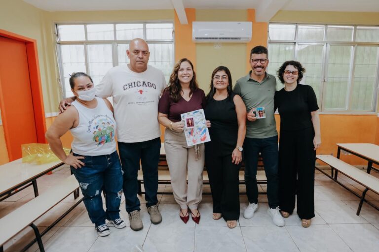 Crianças em sala de aula com ar-condicionado em creche comunitária de Niterói, Morro do Palácio.