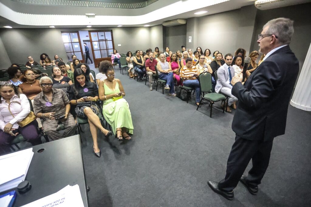 Mulheres em formação do projeto Fazendo por Elas em Niterói, focando em finanças e empreendedorismo feminino.