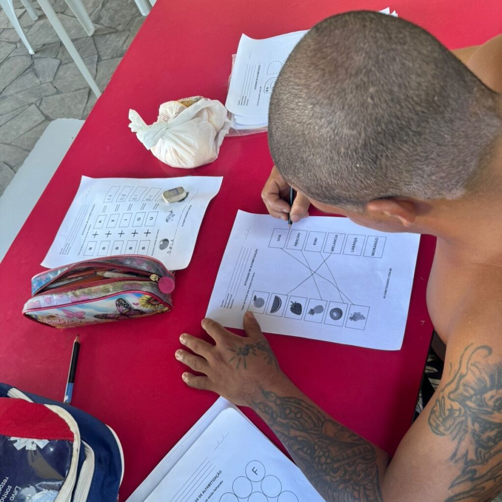 Pessoas participando de atividades de terapia ocupacional com jogos de cartas em Maricá, RJ.