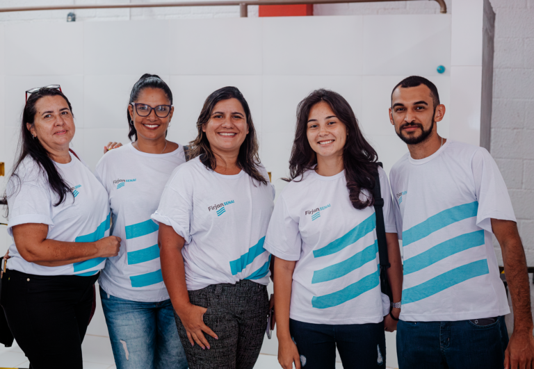 Jovens e adultos em sala de aula de curso profissionalizante em Maricá
