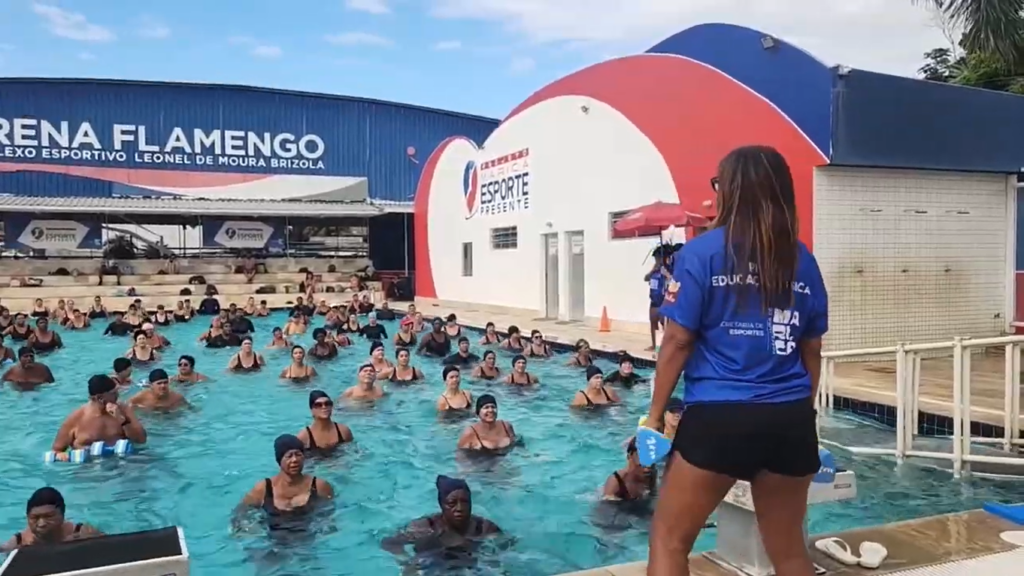 Alunos participam de aula de hidroginástica gratuita oferecida pela Prefeitura de Maricá em piscina da cidade.