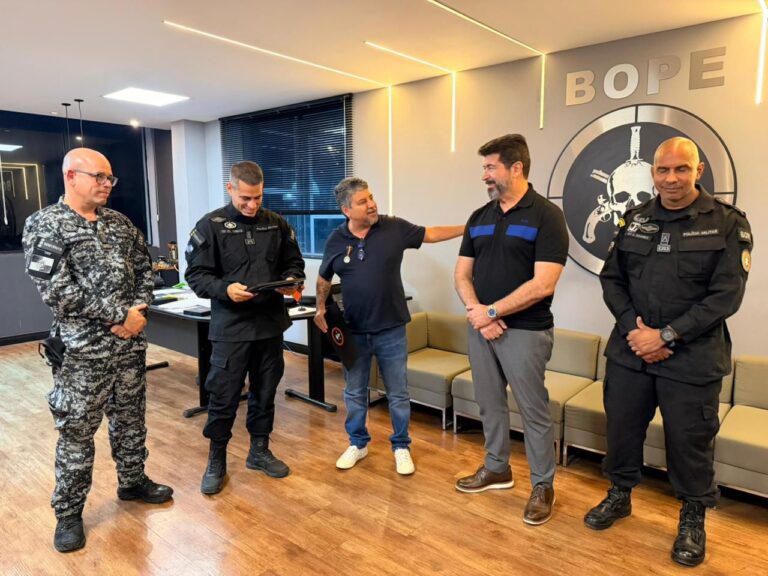 Prefeito de Maricá, Washington Quaquá, recebe medalha do Bope em cerimônia de reconhecimento à segurança pública.