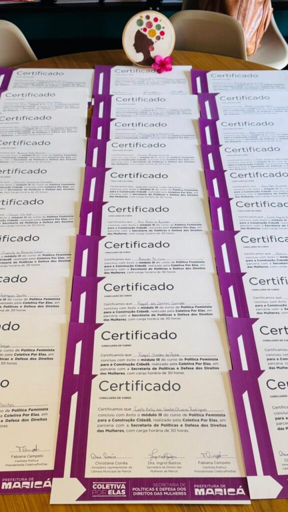 Mulheres recebem certificados em Maricá após curso de políticas feministas na Casa Marielle Franco, promovendo protagonismo.