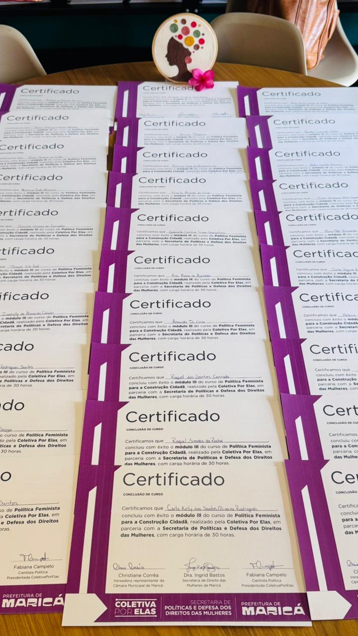 Mulheres recebem certificados em Maricá após curso de políticas feministas na Casa Marielle Franco, promovendo protagonismo.