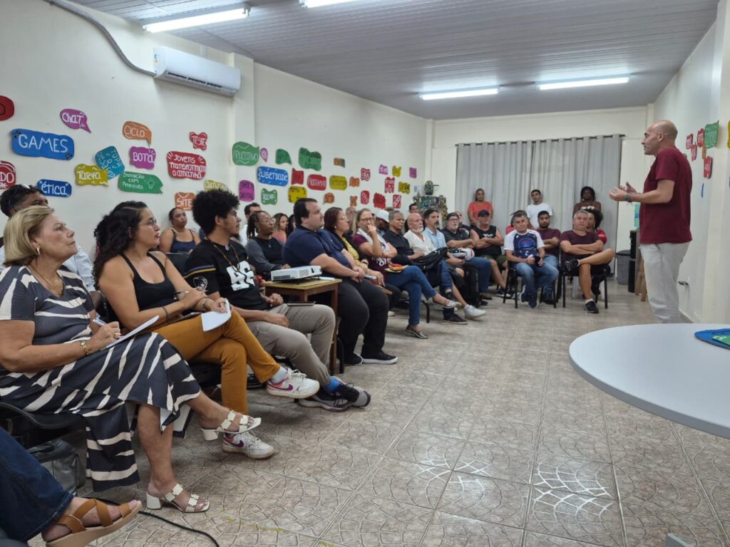 Artistas participam de reunião sobre cooperativa cultural com a Prefeitura de Maricá.