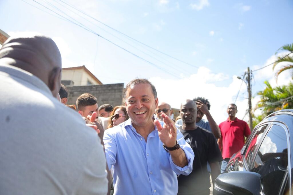 Prefeito Rodrigo Neves vistoria obras de contenção de encostas no Morro do Pires, Engenhoca, Niterói, com equipe e vereador.