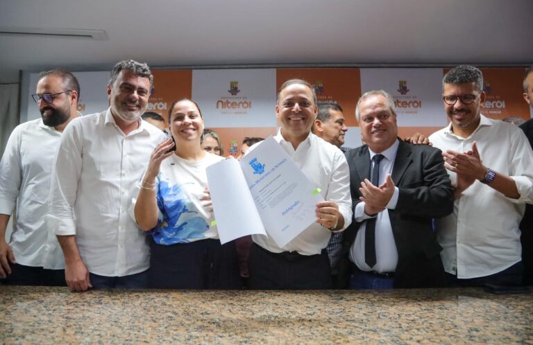 Prefeito Rodrigo Neves sanciona lei de criação de cargo de Agente de Apoio Escolar em Niterói.
