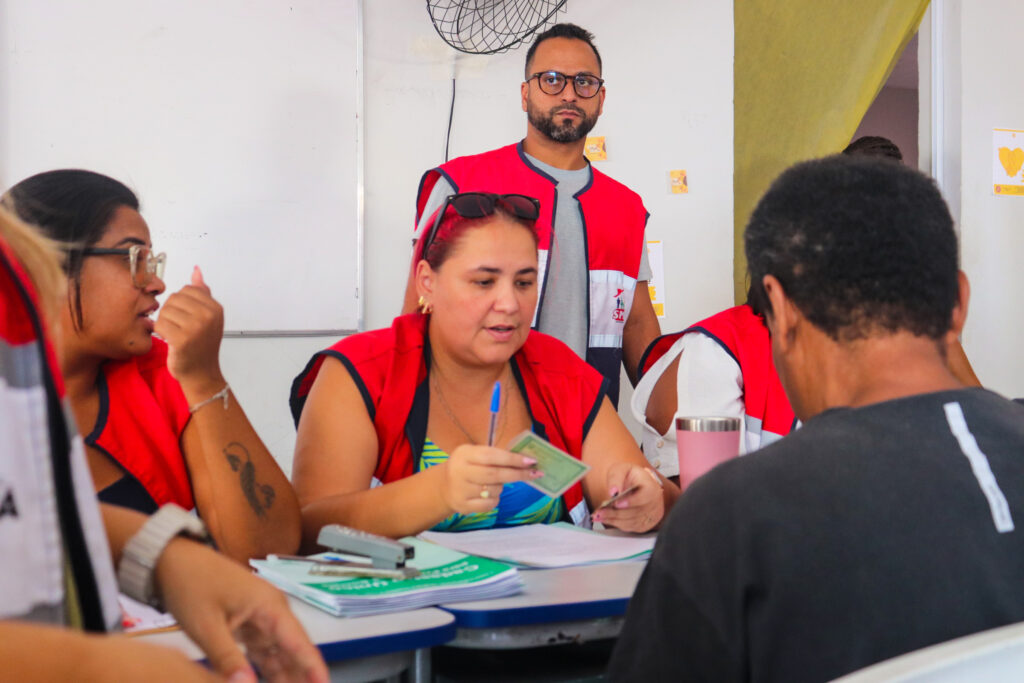 Moradores de Maricá em atendimento durante ação social de emissão de documentos e serviços gratuitos.