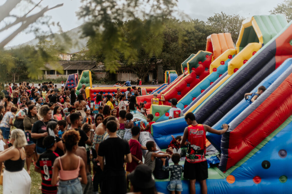 Crianças brincam em evento de Páscoa promovido pela Prefeitura de Maricá no condomínio Minha Casa, Minha Vida de Inoã.