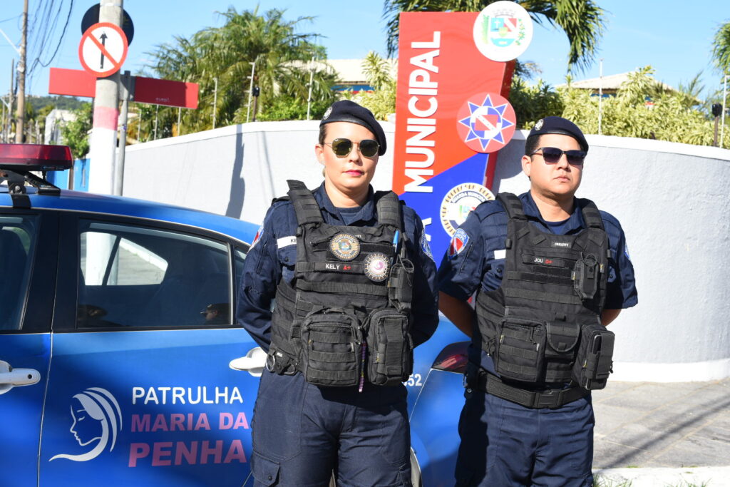Agentes do Grupamento Maria da Penha da Guarda Municipal de Maricá em atendimento, reforçando a proteção às mulheres.