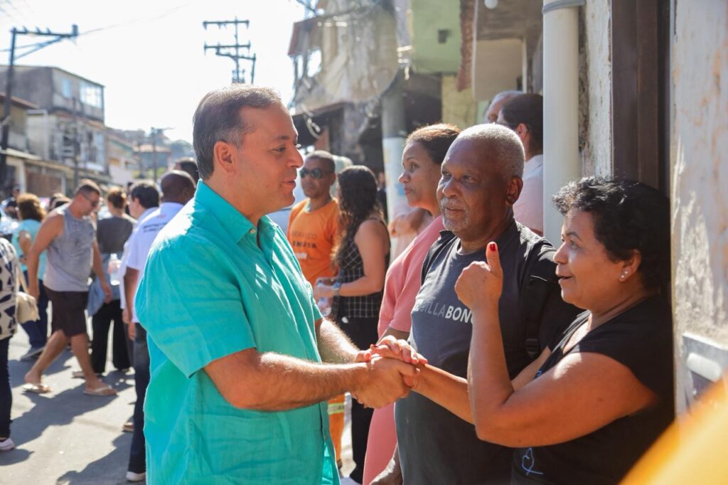 Prefeito Rodrigo Neves anuncia redução do IPTU e assina ordem de reforma de condomínios do Minha Casa, Minha Vida em Niterói.