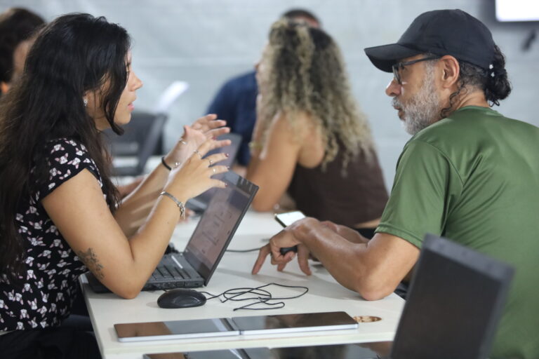 Pessoas recebendo atendimento em balcões de serviço durante evento de empreendedorismo em Niterói.