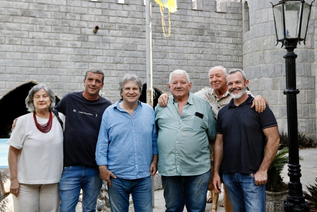 Oficina de escultura em madeira em Maricá, com foco em formação artística e obras de arte.