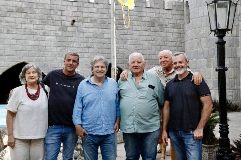 Oficina de escultura em madeira em Maricá, com foco em formação artística e obras de arte.