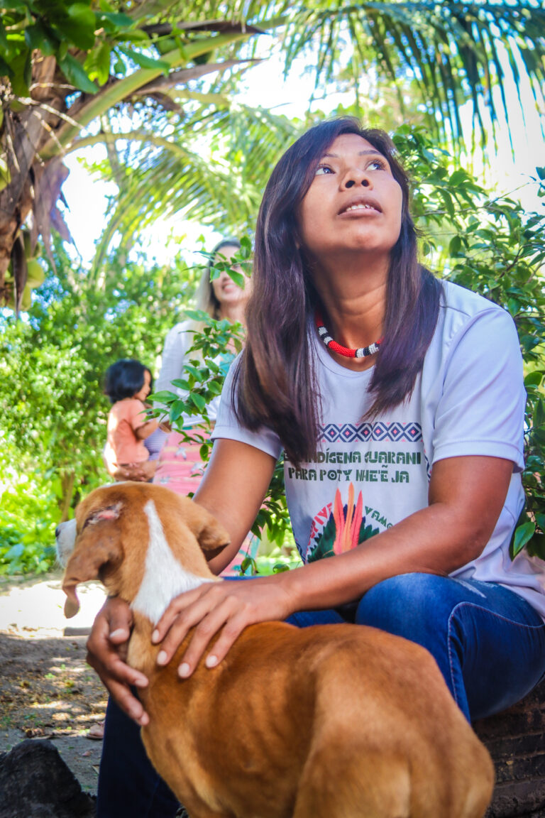 Indígenas recebem atendimentos de saúde na Aldeia Mata Verde Bonita, em Maricá, durante ação da prefeitura.