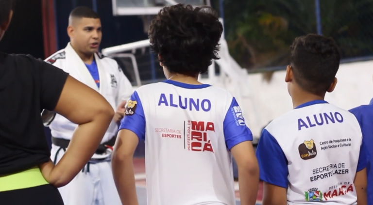 Crianças e adultos praticando jiu-jitsu em Maricá, projeto Esporte Presente da Prefeitura. Aulas gratuitas.