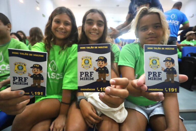 Jovens estudantes de Niterói observam demonstração de cães farejadores da PRF durante o Projeto Pega a Visão.
