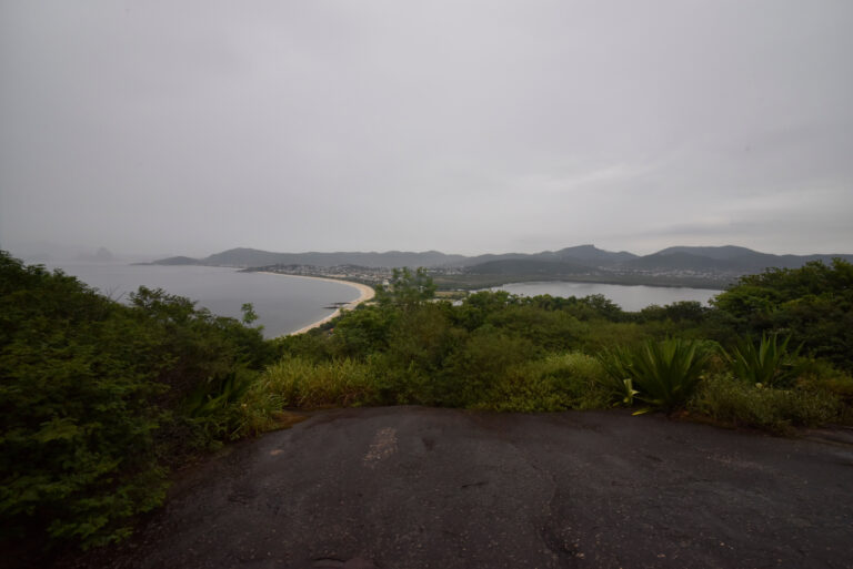 Pessoas com deficiência em trilha inclusiva em Niterói, usando cadeira adaptada, acompanhadas por equipe.