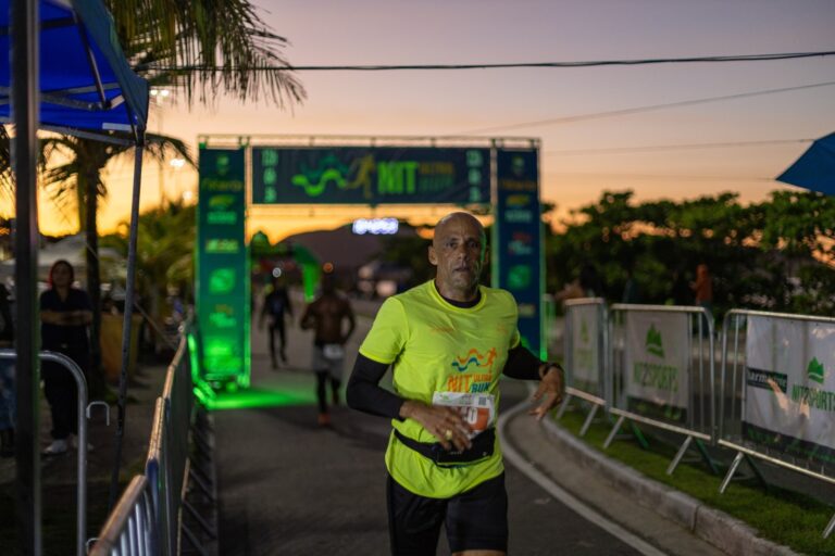 Atletas correndo em ultramaratona na Praia de Piratininga, Niterói, durante a Nit Ultra Run.