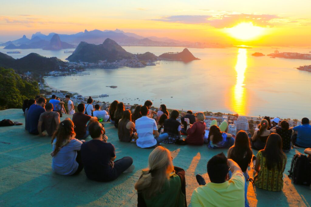 Vista aérea da orla de Niterói com a Baía de Guanabara e o Pão de Açúcar ao fundo, representando a qualidade de vida da cidade.