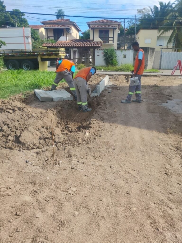 Vista aérea ou projeto de nova rotatória com sinalização viária, faixas de pedestres e ciclovia em Niterói.