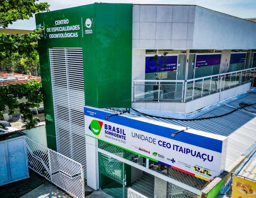 Profissional de saúde realiza atendimento odontológico durante mutirão da Prefeitura de Maricá em Itaipuaçu.