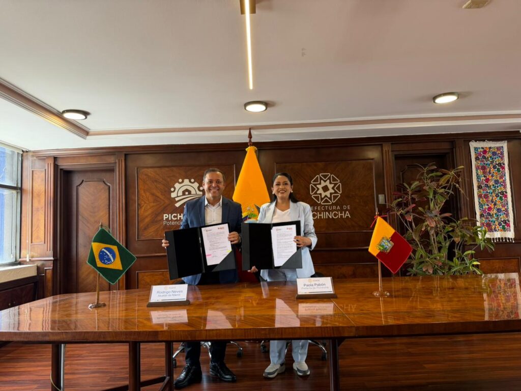 Prefeito de Niterói, Rodrigo Neves, e governadora de Pichincha, Paola Pabón, assinam acordo no Equador.