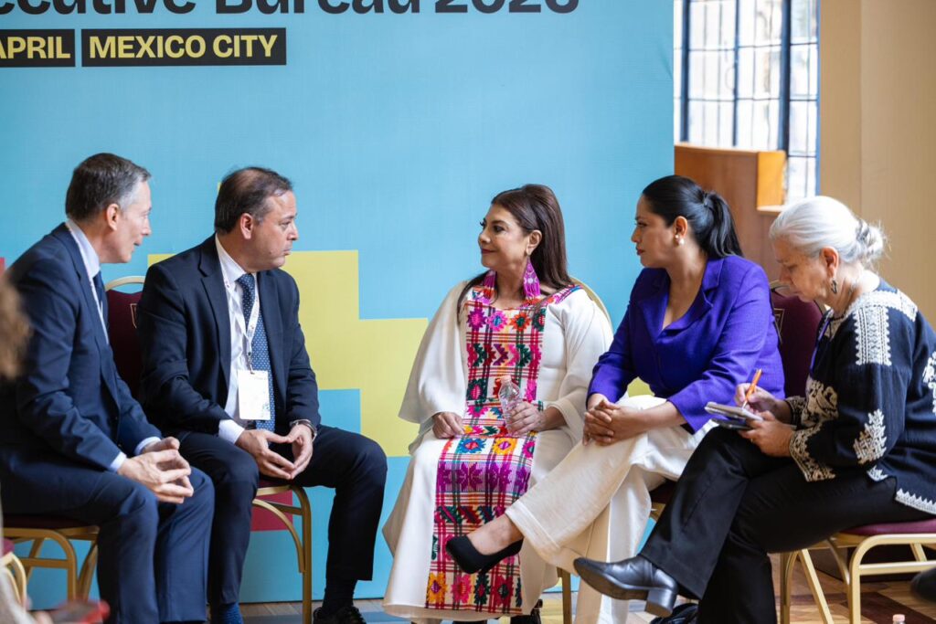 Prefeito de Niterói, Rodrigo Neves, e prefeita da Cidade do México, Clara Brugada, em reunião sobre CGLU.